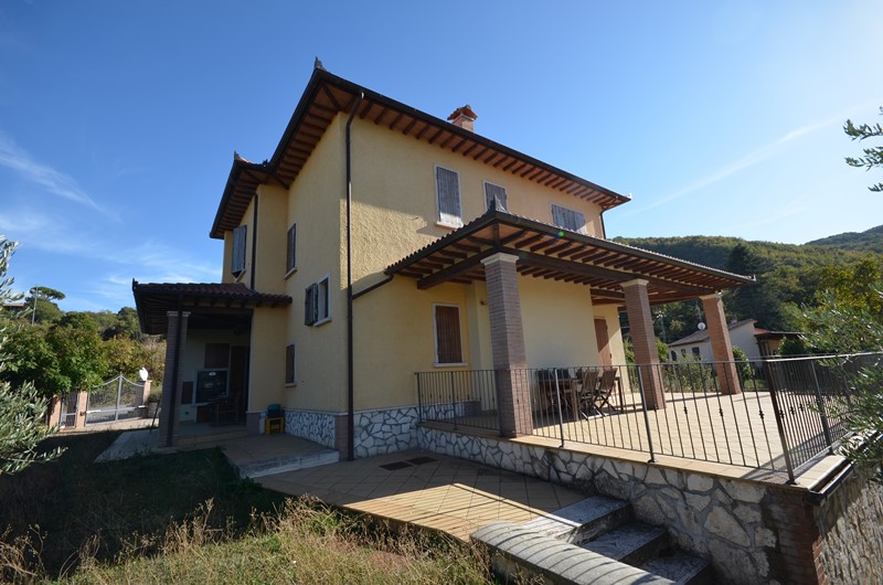 Amiata Immobiliare - Annuncio rif.A 406 - AGENZIA IMMOBILIARE AMIATA - Case in vendita sul Monte Amiata - Affitti - Ville casali appartamenti in affitto - appartamenti in vendita sull amiata - REAL ESTATE