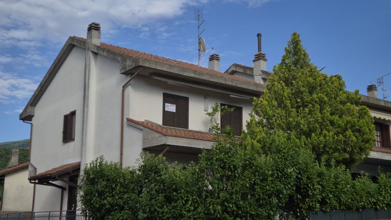 Amiata Immobiliare - Annuncio rif.C 208 - AGENZIA IMMOBILIARE AMIATA - Case in vendita sul Monte Amiata - Affitti - Ville casali appartamenti in affitto - appartamenti in vendita sull amiata - REAL ESTATE