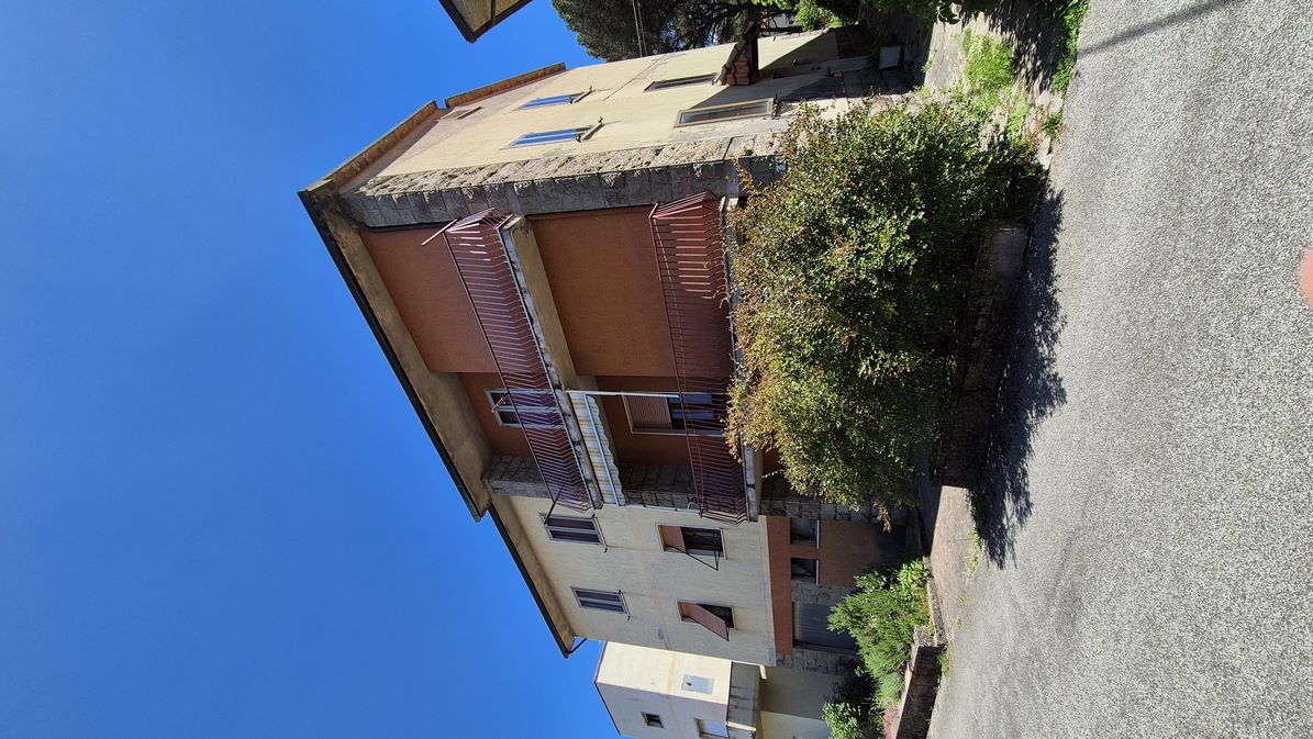 Amiata Immobiliare - Annuncio rif.C 9 - AGENZIA IMMOBILIARE AMIATA - Case in vendita sul Monte Amiata - Affitti - Ville casali appartamenti in affitto - appartamenti in vendita sull amiata - REAL ESTATE