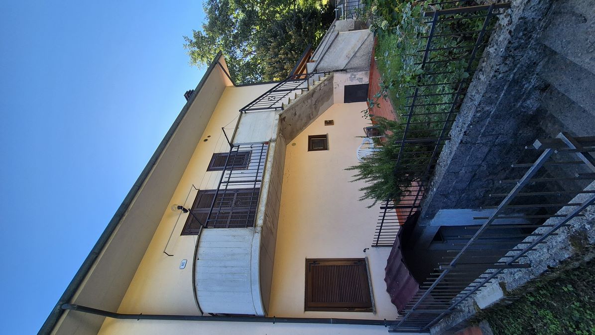 Amiata Immobiliare - Annuncio rif.A 1 - AGENZIA IMMOBILIARE AMIATA - Case in vendita sul Monte Amiata - Affitti - Ville casali appartamenti in affitto - appartamenti in vendita sull amiata - REAL ESTATE