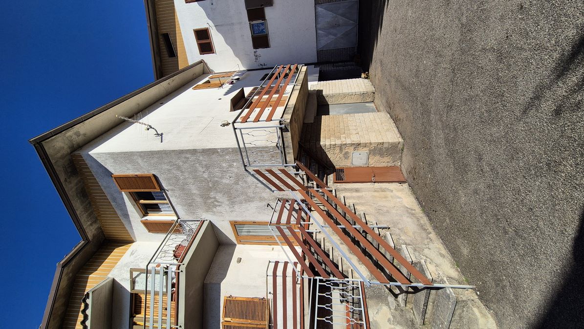 Amiata Immobiliare - Annuncio rif.C 16 - AGENZIA IMMOBILIARE AMIATA - Case in vendita sul Monte Amiata - Affitti - Ville casali appartamenti in affitto - appartamenti in vendita sull amiata - REAL ESTATE